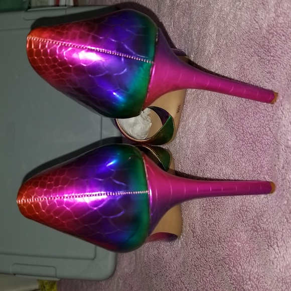 SOLD!!! Women's INC International Concepts Rainbow Metallic Python Print Heels - Picture 5 of 6